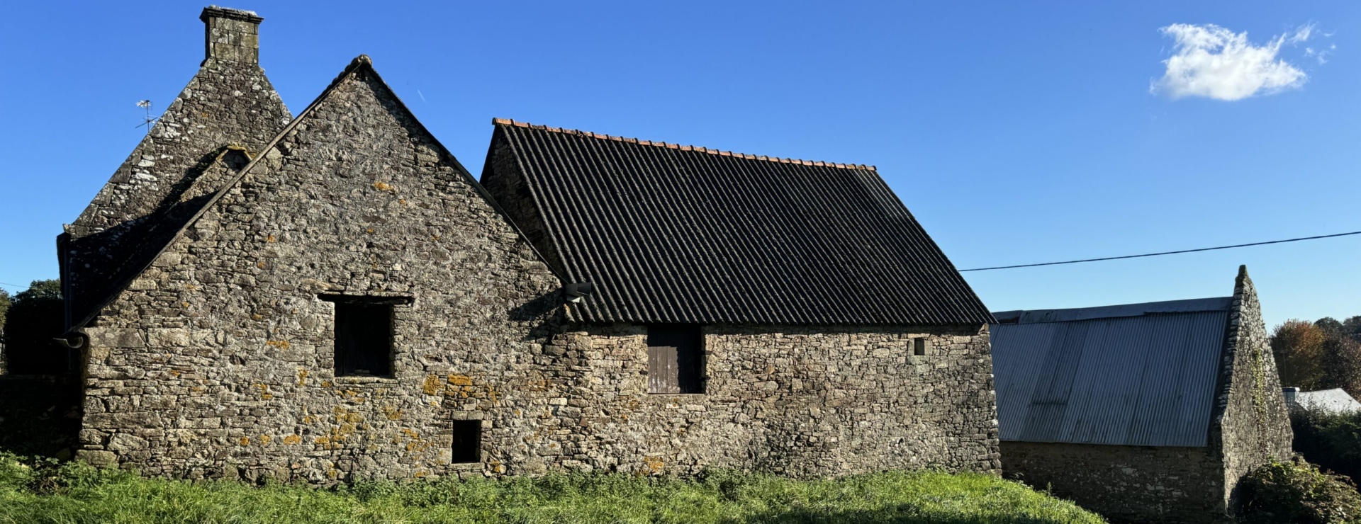 BÂTISSE EN PIERRE À RÉNOVER